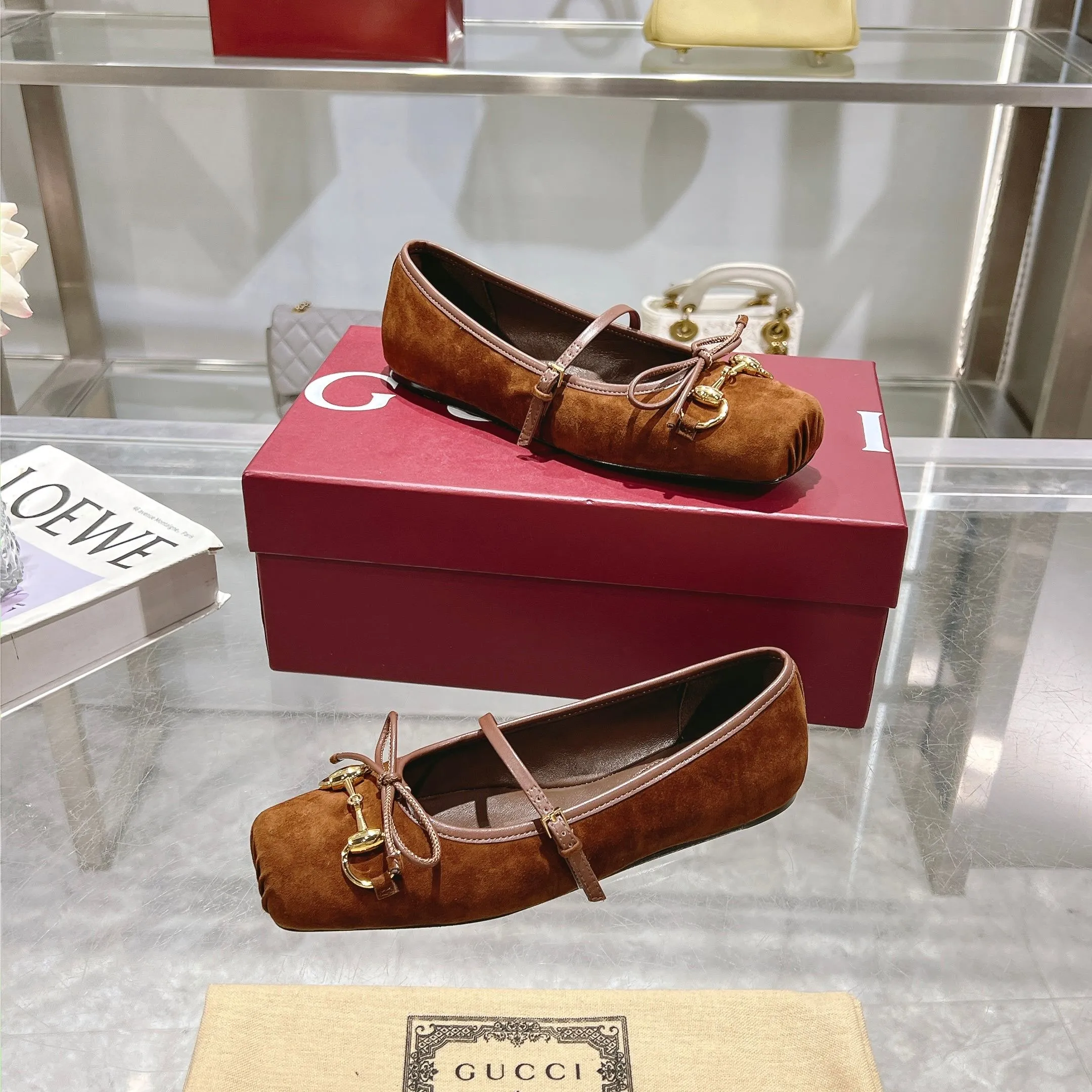 👟👟Ex-factory price 560👟👟 Gucci Horsebit series women's ballet flats. This iconic horsebit ballet flats features a square toe design and elegant bow details, paying tribute to the traditional ballet shoe style. This piece is crafted from Gucci ankh leather and embellished with a light gold-tone horsebit buckle. A 'sacchetto' construction with a soft, padded insole provides a great fit. ✅Size: 35-42 (customized for 40-42) ✅Sole material: Imported Italian genuine leather sole ✅Packaging: Brand new red box packaging